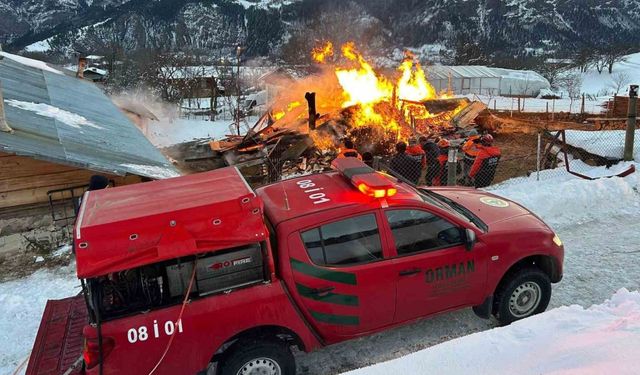 Ardanuç’ta ahır yangını