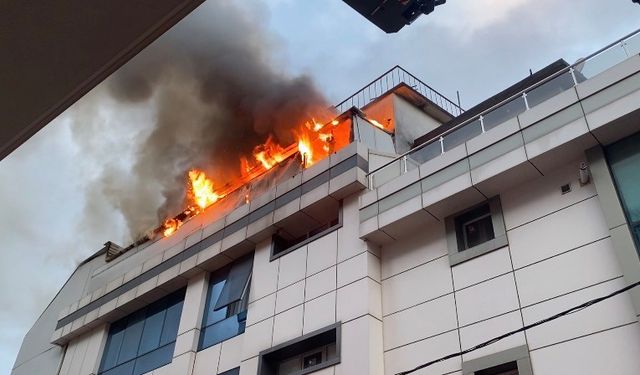 Ataşehir’de otel yangını: Çatı katı alevlere teslim oldu