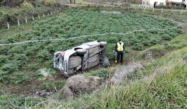 Bafra’da otomobil tarlaya uçtu