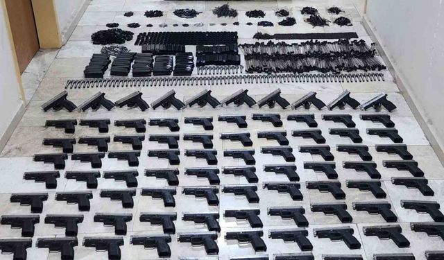 Bagajdan silah deposu gibi 90 adet ruhsatsız tabancı çıktı
