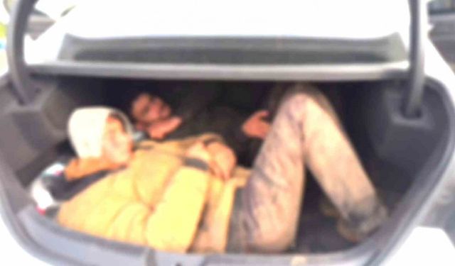 Bagajına 2 kişiyi sığdırdığı otomobilde 8 göçmeni kaçırırken yakalandı