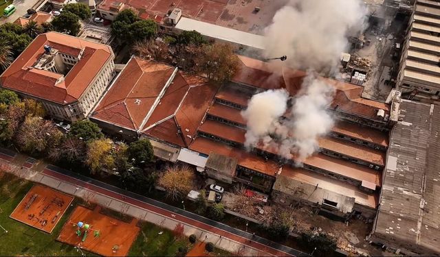 Bakırköy’de fabrika yangınında yükselen dumanlar kilometrelerce uzaktan görüldü