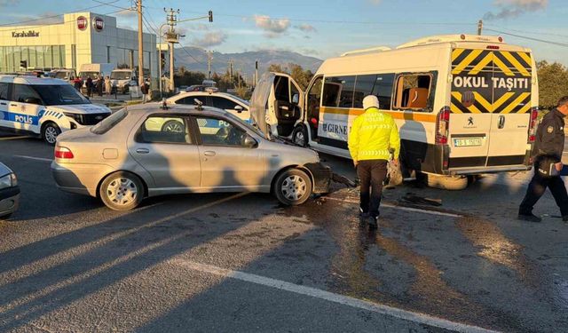 Balıkesir’de öğrenci servisi ile otomobil çarpıştı: 7 yaralı