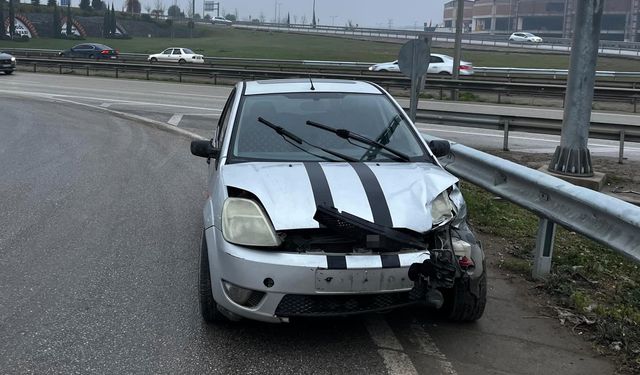 Bariyere çarpan otomobildeki 2 kişi yaralandı