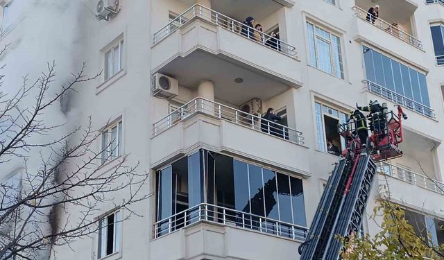 Batman’da apartmanda yangın: 20’den fazla kişi itfaiye merdiveniyle kurtarıldı