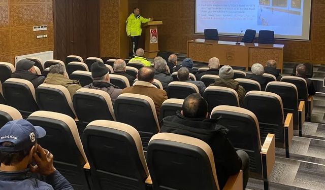 Bayburt'ta okul servis sürücülerine trafik eğitimi verildi