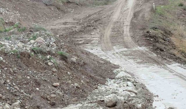 Beypazarı-Adaören yolu heyelan nedeniyle trafiğe kapatıldı