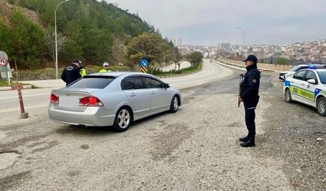 Bilecik’te yasal kalış hakkı bulunmayan 2 kişi yakalanarak, sınır dışı süreçleri başlatıldı