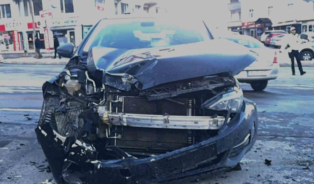 Bitlis’te otomobil ile motosiklet kafa kafaya çarpıştı: 1 yaralı