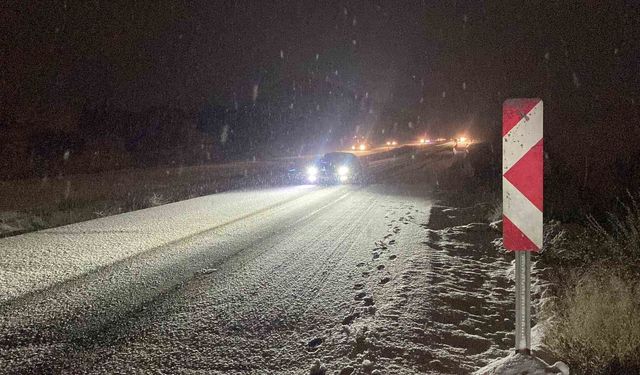 Burdur'da kar yağışı nedeniyle birçok araç yola kaldı