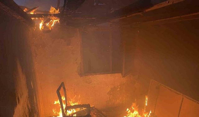 Bursa’da terk edilen evde çıkan yangın paniğe neden oldu