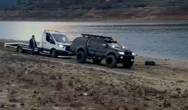 Çamura saplanan oto kurtarıcıyı pikap kurtardı