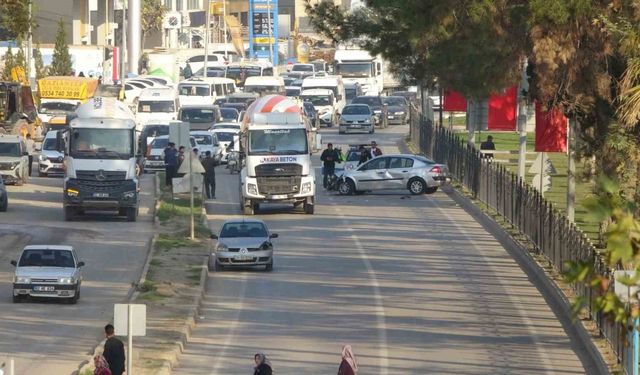 Çarpışan araçlar bulvarı trafiğe kapattı