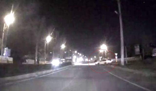 Çarptığı motosiklet devrildi, sonra kaçtı: O anlar araç kamerasında