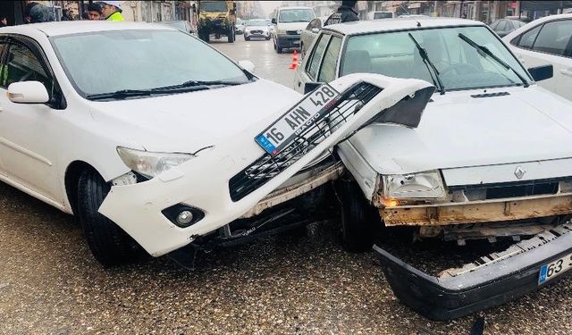 Ceylanpınar’da 2 otomobil çarpıştı