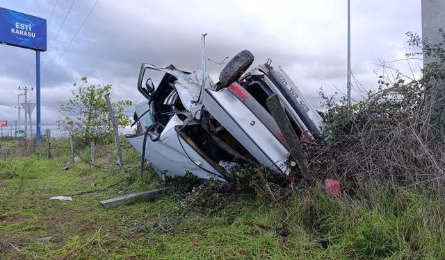 Ciple çarpışan otomobil hurdaya döndü: 1’i ağır 2 yaralı