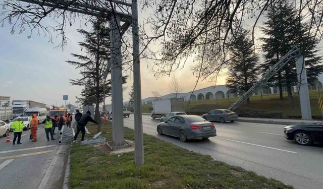 Damperi açık tır PTS direğini devirdi, facia kıl payı atlatıldı