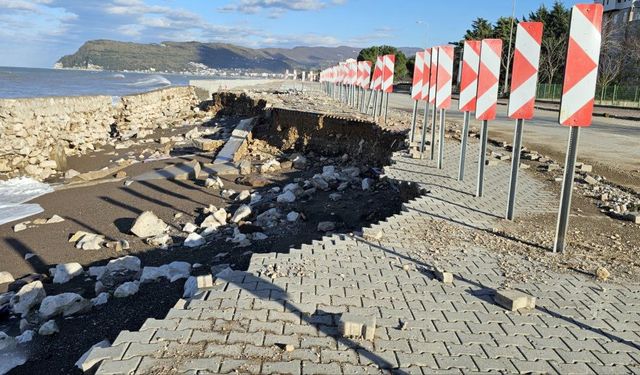 Dev dalgalar Cide-Bartın yoluna zarar verdi