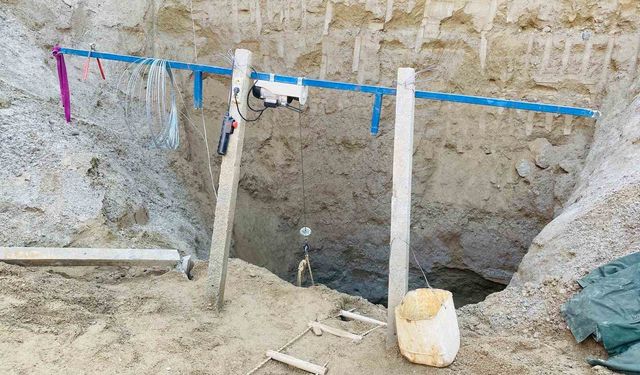 Devasa çukur kazıp tarihi eser aradılar