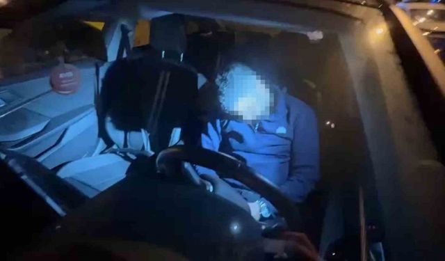 Direksiyon başında sızıp kaza yapan sürücü, 3 saatlik uğraş sonunda cam kırılarak uyandırdı