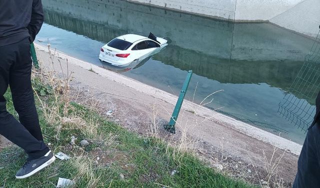 Diyarbakır’da otomobil su kanalına uçtu