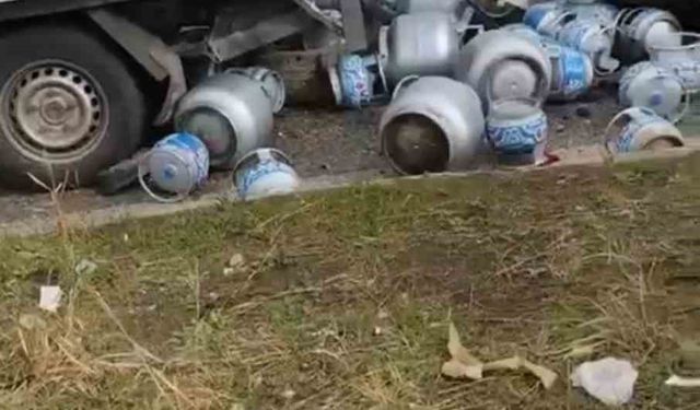 Diyarbakır’da tüplerin yola savrulduğu kaza ucuz atlatıldı