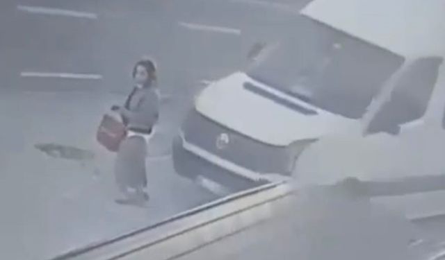 Dolmuş bekleyen kadın minibüsün altında böyle kaldı