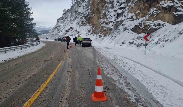 Domaniç-İnegöl karayolunda üç ayrı kaza: 5 araçta maddi hasar oluştu