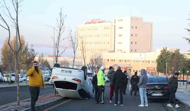 Duran araca çarpıp takla attı: 1 yaralı