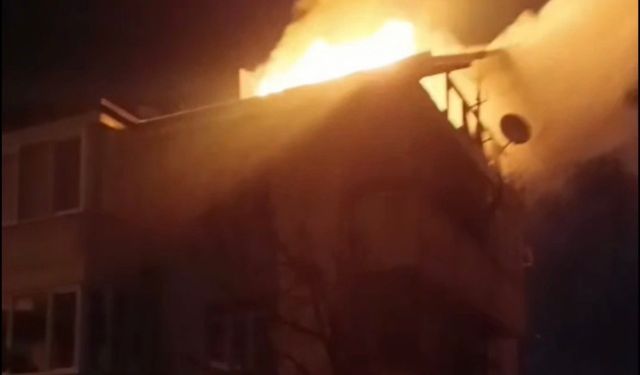 Düzce'de 3 katlı binanın çatısı alev alev yandı