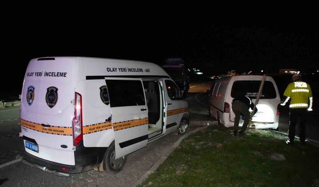 Edirne’de "dur" ihtarına uymayan minibüs 8 kilometrelik kovalamaca sonrası yakalandı: Araçtan 20 göçmen çıktı