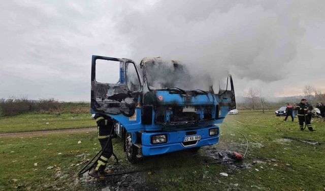 Edirne'de park halindeki kamyon alevlere teslim oldu
