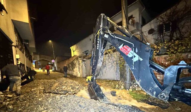 Edirne’de patlayan borudan fışkıran su metrelerce yükseğe çıktı