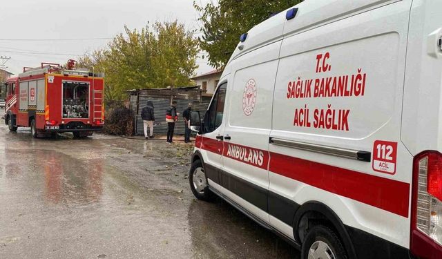 Elazığ’da çatı yangını: 1 kişi dumandan etkilendi