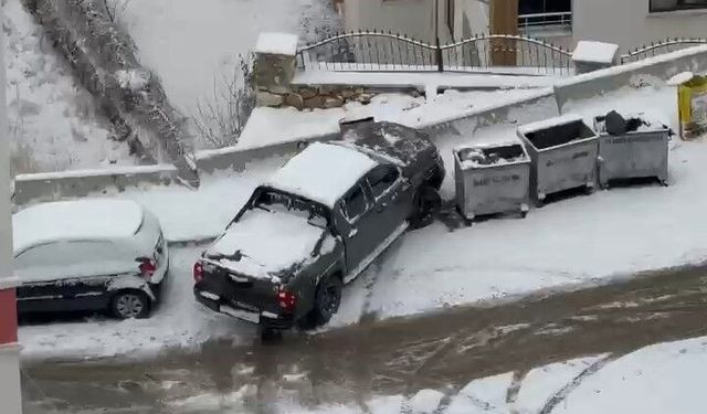 Elazığ'da karda kayan araçlar kameraya yansıdı