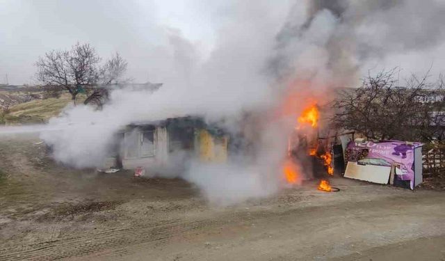 Elazığ’da odunluk deposunda yangın