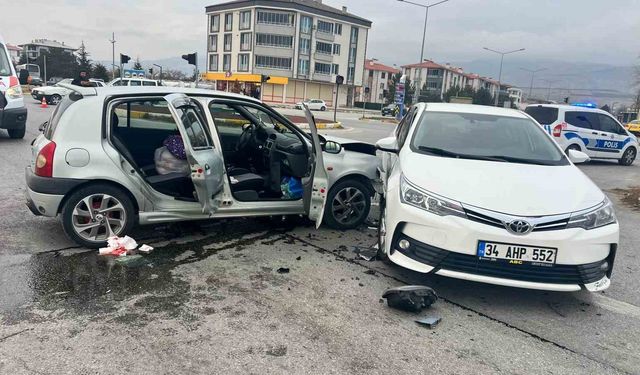 Erzincan'da iki otomobil çarpıştı: 2 yaralı