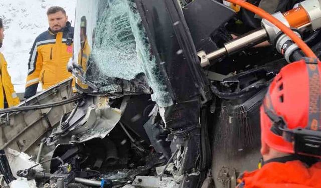 Erzincan'da yolcu otobüsü tıra çarptı: 3 yaralı