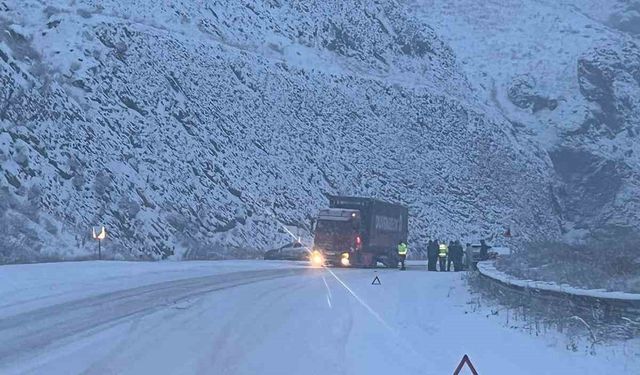 Erzurum-Erzincan karayolunda ağır tonajlı araçların geçişine izin verilmiyor