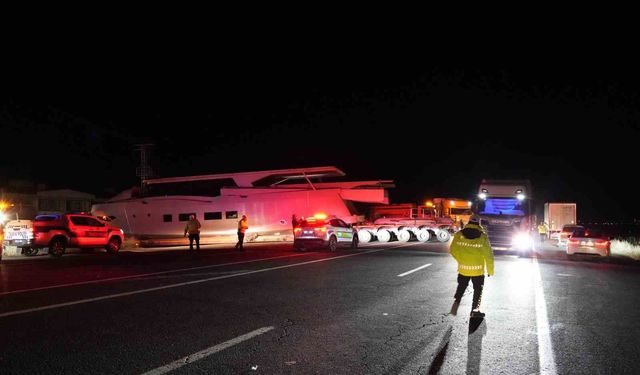 Erzurum'da yat yüklü tır karayolunu kapattı: Karşılarında yatı görenler şaşırdı