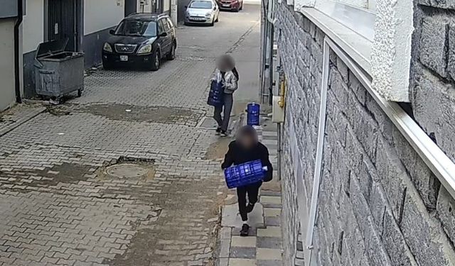 Eskişehir’de 2 çocuk apartman önündeki damacanaları çaldı