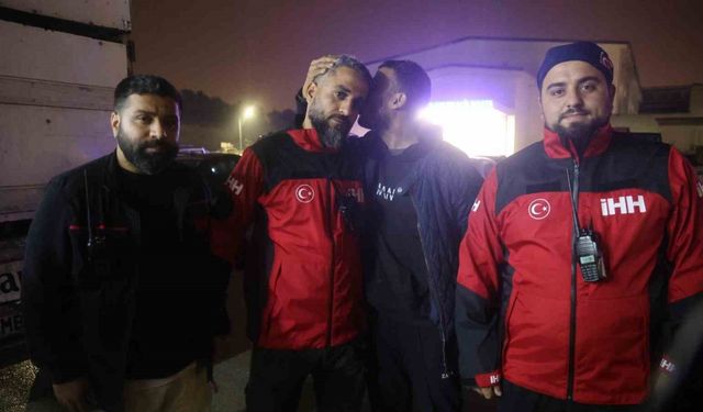 Evladını bulan arama kurtarma görevlisinin alnından öpen baba: "Oğluma bunu yapan caninin en ağır cezayı almasını istiyorum"