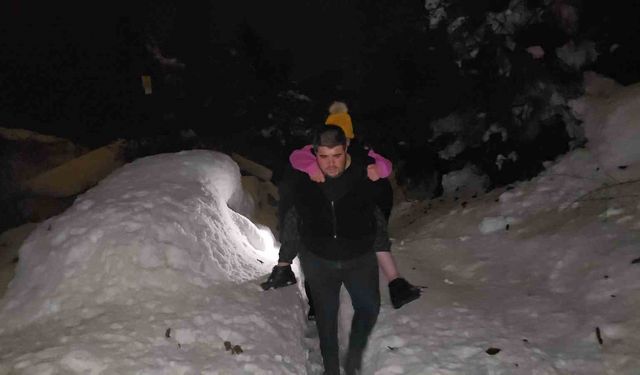 Evlerinde mahsur kalan engelli anne ve kızı ekiplerce kurtarıldı