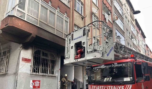 Fatih’te 4 katlı binanın temelinin çöktüğü iddiası: Salonun ortasında çukur oluştu