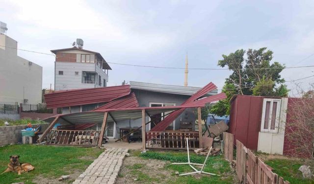 Fırtınanın çatısını uçurduğu evde mahsur kalan 3 kişiyi itfaiye kurtardı