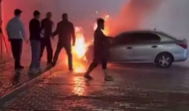 Gaziantep’te park halindeki otomobil alev alev yandı