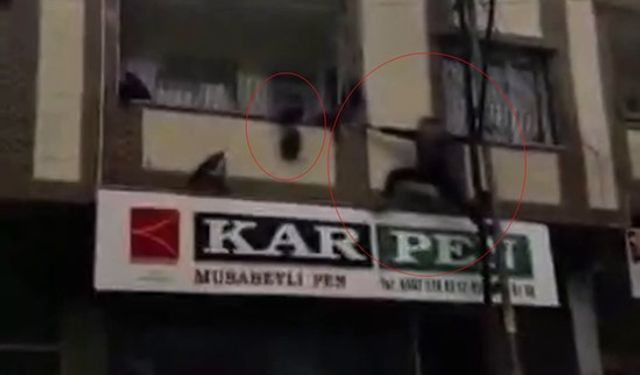 Gaziantep’te yürekleri ağza getiren an: Balkonda asılı kalan çocuğu kurtardı