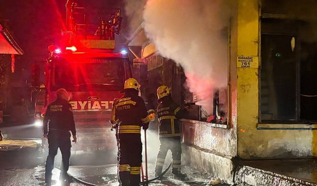 Gece yarısı iş yeri yangını: Kepenkler ve camlar kırıldı