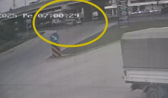Hafif ticari aracın çarptığı yaya yola savruldu, kaza anı güvenlik kamerasına yansıdı