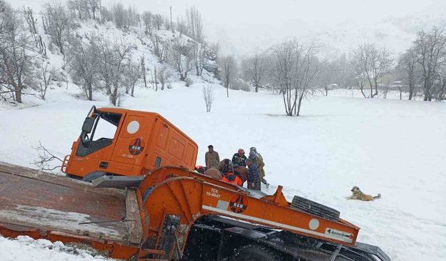 Hakkari’de iş makinesi devrildi: 2 yaralı